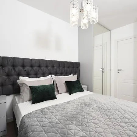 公寓 New Luxury With Balcony And Free Parking In The Garage *