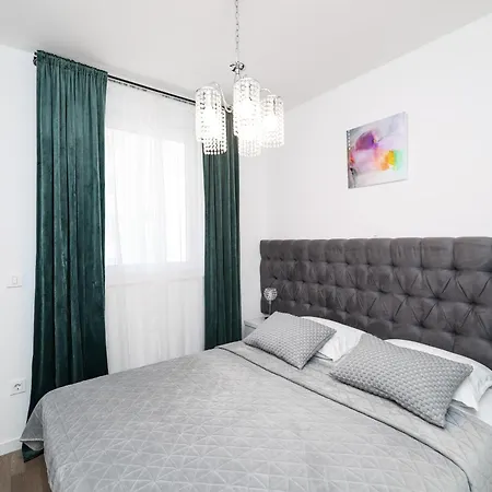 公寓 New Luxury With Balcony And Free Parking In The Garage 扎达尔