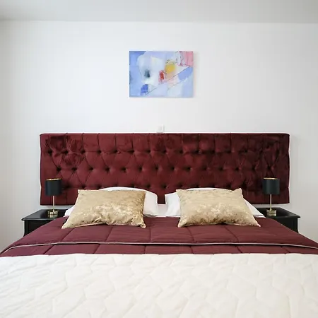 New Luxury With Balcony And Free Parking In The Garage 扎达尔