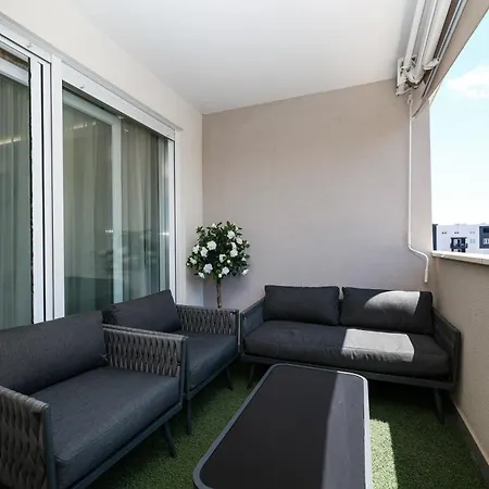 公寓 New Luxury With Balcony And Free Parking In The Garage