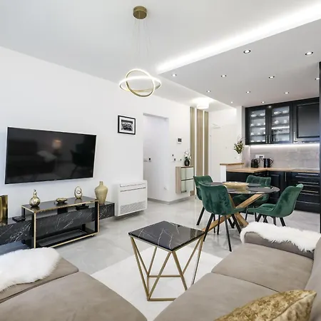 New Luxury With Balcony And Free Parking In The Garage 公寓 *